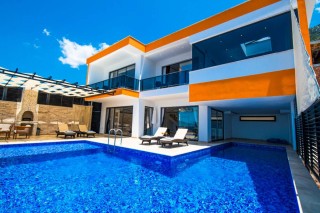 Villa Betül | Korunaklı, Jakuzili & Kapalı Havuzlu 2+1 Lüks Villa