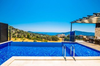 Villa Yağmur | Korunaklı, Jakuzili & Kapalı Havuzlu Lüks Villa