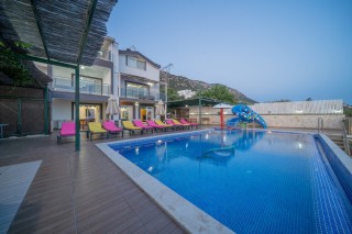 Villa Akça – Kalkan Kördere’de Isıtmalı Kapalı Havuzlu 7 Yatak Villa