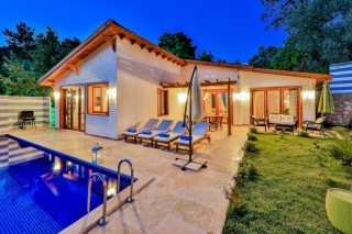 Villa Sunset | Kalkan İslamlar’da 2 Odalı, Korunaklı Bahçeli Balayı & 