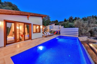 Villa Sunset-2 | Kalkan İslamlar’da 2 Odalı, Korunaklı Bahçeli Balayı