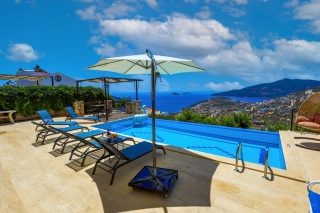 Villa Baynur – Kızıltaş’ta Deniz Manzaralı, Jakuzili Lüks Aile Villası