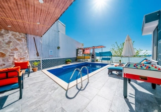 Villa Turkuaz – Kalkan Yeşilköy’de Korunaklı, Jakuzili Balayı Villası