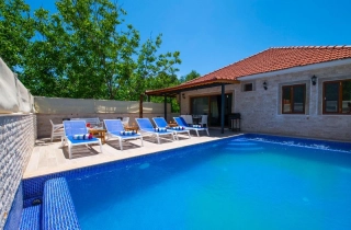 Villa Ceviz | Kalkan Bezirgan’da Korunaklı, Doğa Manzaralı Muhafazakar