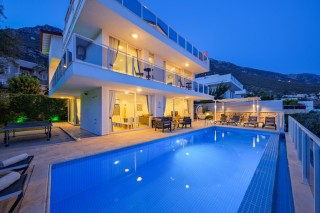 Villa Lumiere 3 – Kalkan’ın Lüks ve Konforlu Tatil Villası