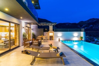 Villa Kuzey | Kalkan İslamlar’da Infinity Havuzlu, Sinema Odalı Villa