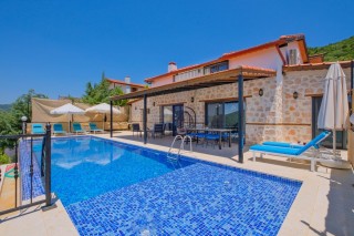 Villa Evmay – Kalkan’da Doğa ve Deniz Manzaralı Romantik Kaçamak